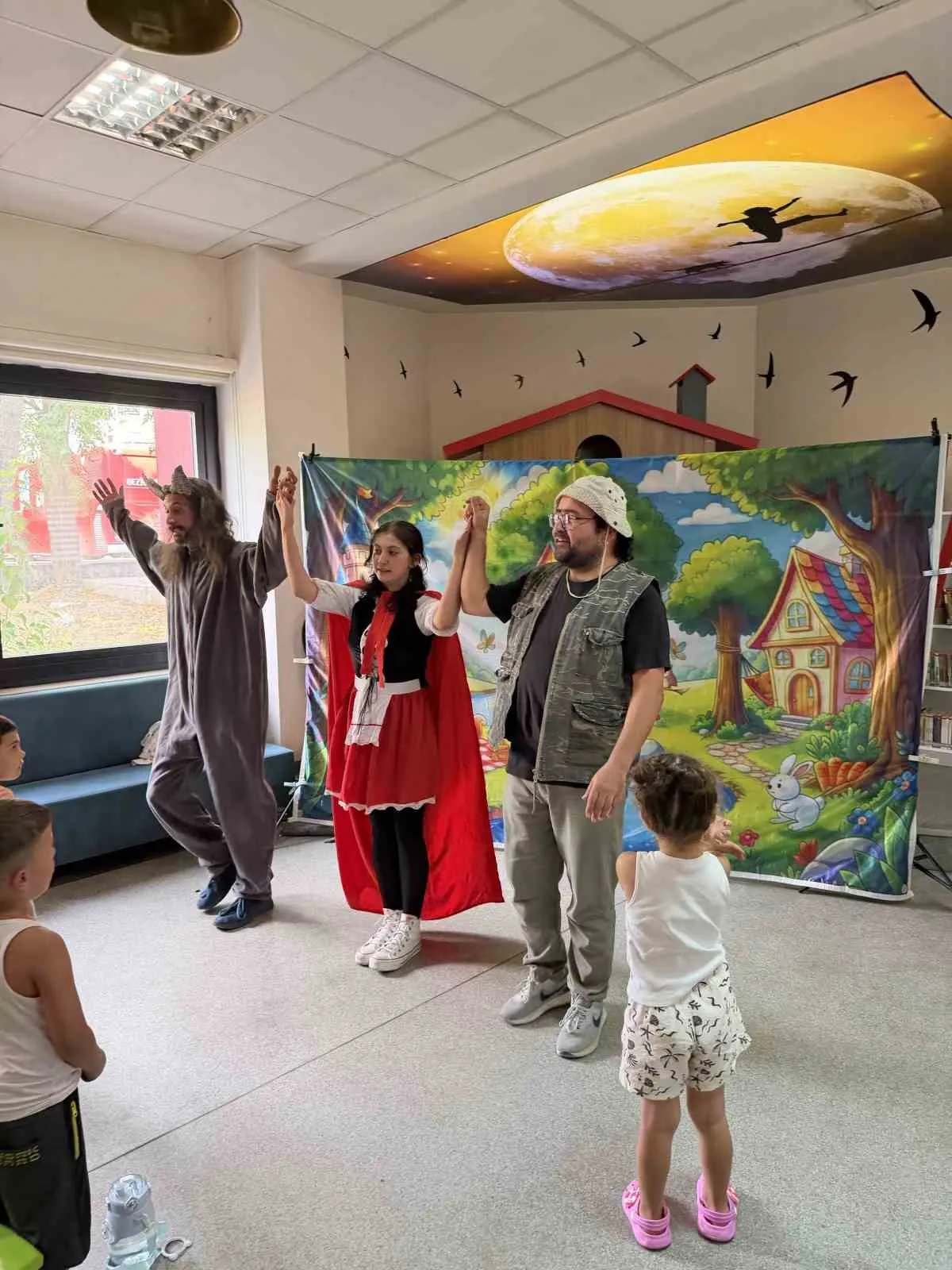 Kütüphanede masal rüzgarı: Minikler unutulmaz bir gün yaşadı