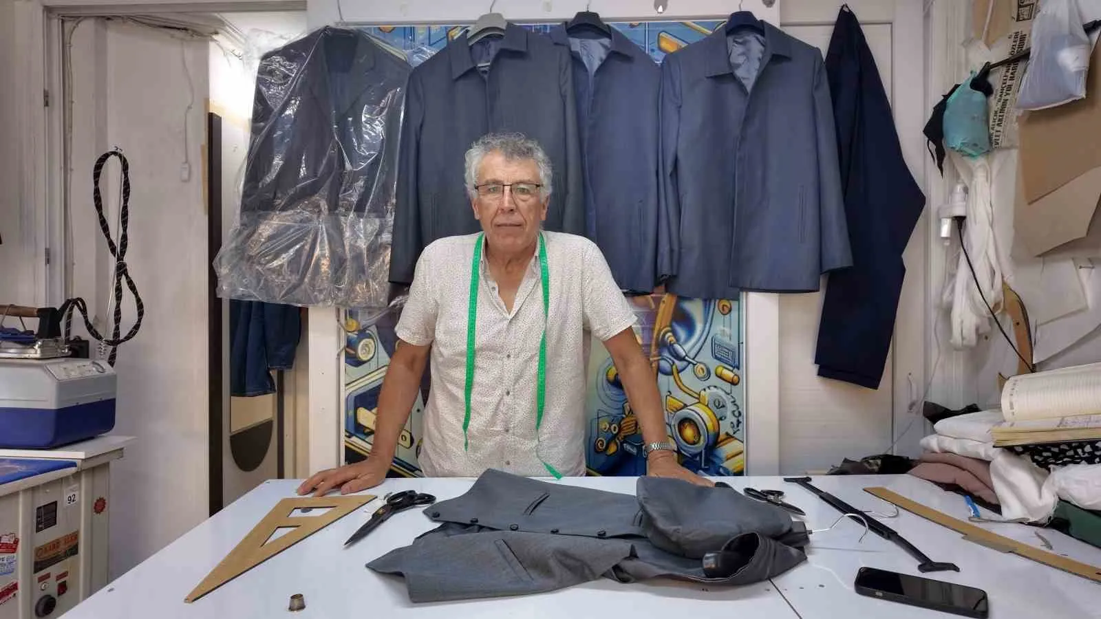 Efe mirasının son temsilcilerinden: 54 yıllık terzi geleneği iğne ucuyla yaşatıyor