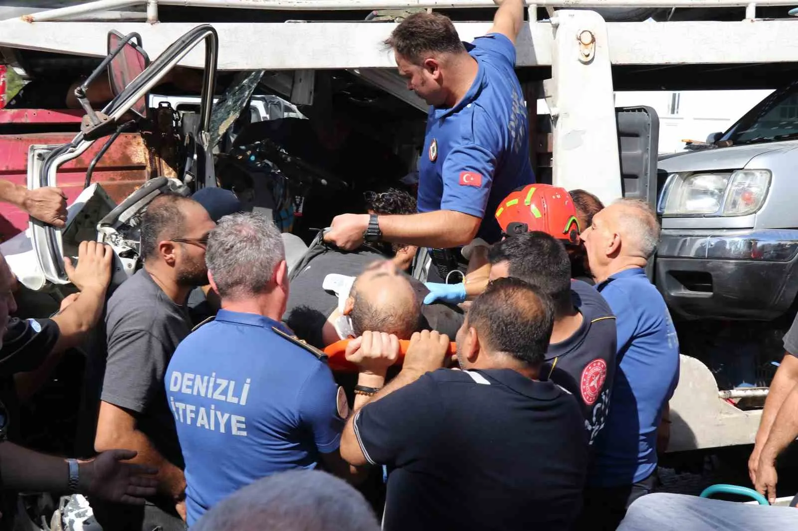 Kırmızı Işıkta Duran Tıra Arkadan Çarpan Kamyonet Sürücüsü Araçta Sıkıştı