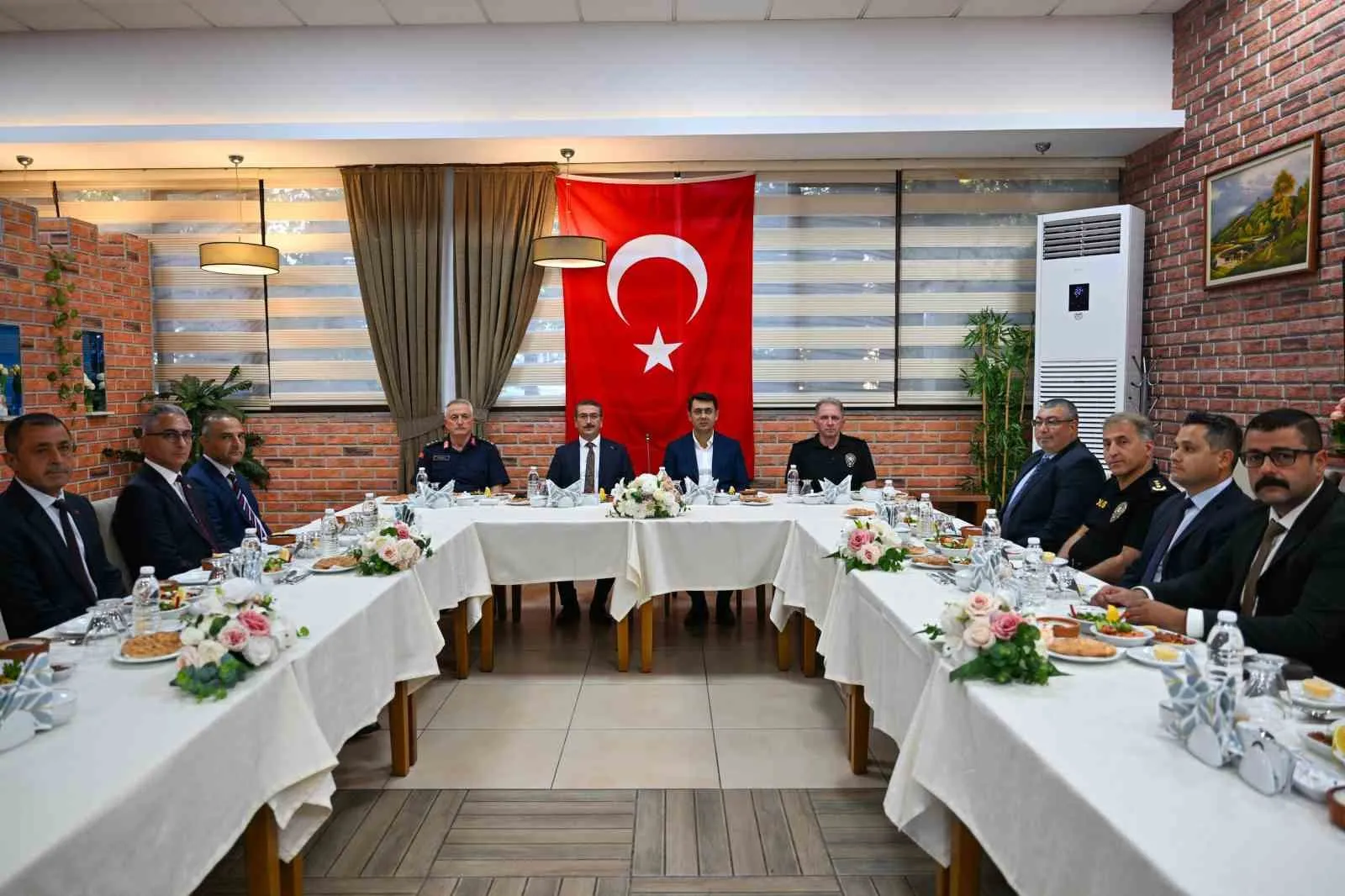 Uşak’ta Polis Teşkilatında Dualı Veda: Terfi Edenlere Rütbe, Uğurlananlara Plaket