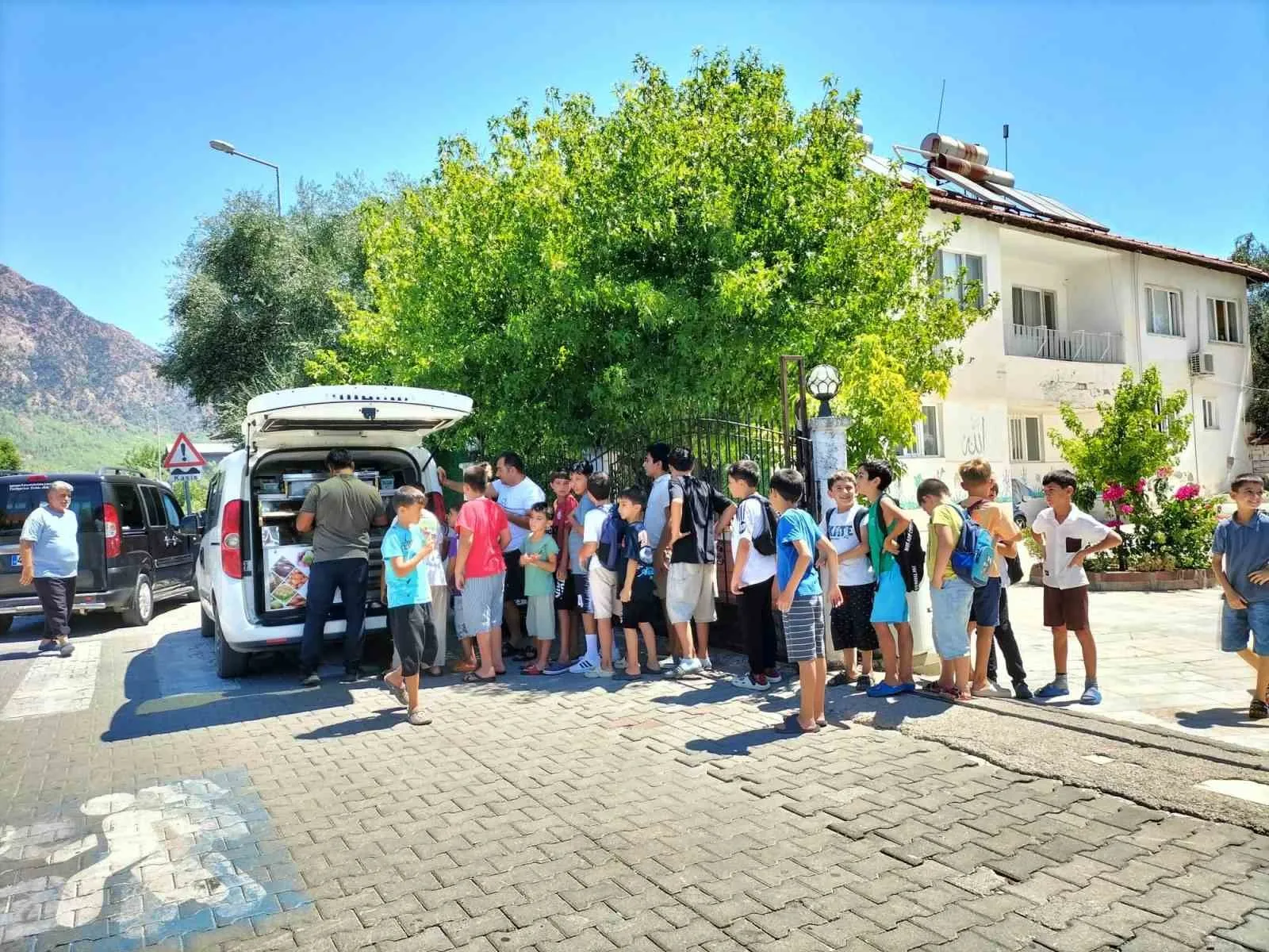 Köyceğiz’de minik öğrencilere tatlı sürpriz: Kur’an kursunda şenlik havası