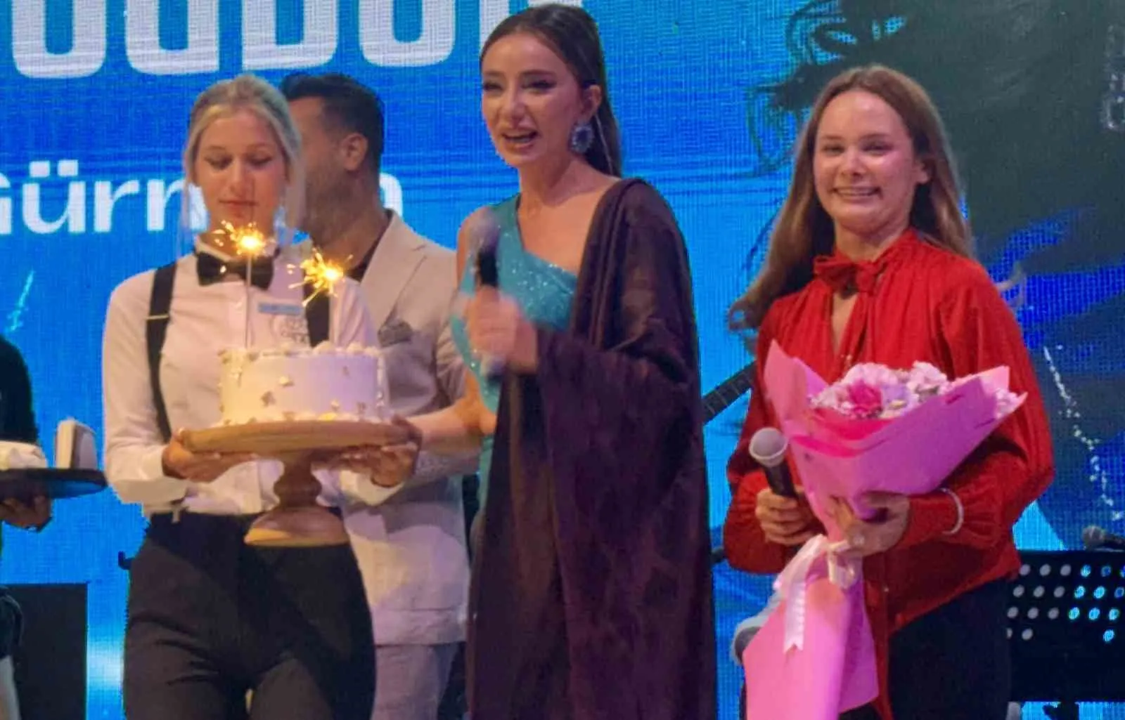 Bodrum’da Öykü Gürman fırtınası: Sahne ortasında gelen tatlı sürpriz