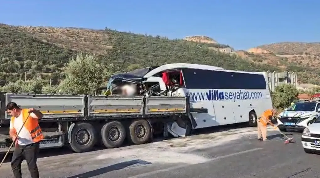Milas’ta otobüs faciası: Şoför dahil iki kişi hayatını kaybetti