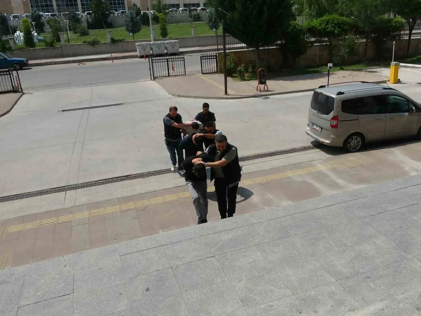 Uşak’taki kuyumcu soygunu şüphelileri İstanbul’da yakayı ele verdi