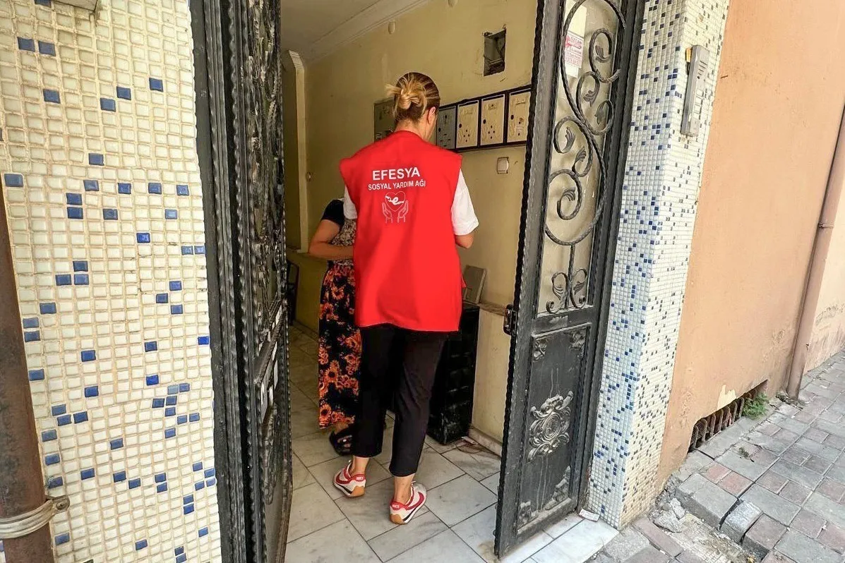 Efeler’de dayanışma seferberliği: Kardeş Eli Projesi ile mutfaklar şenleniyor