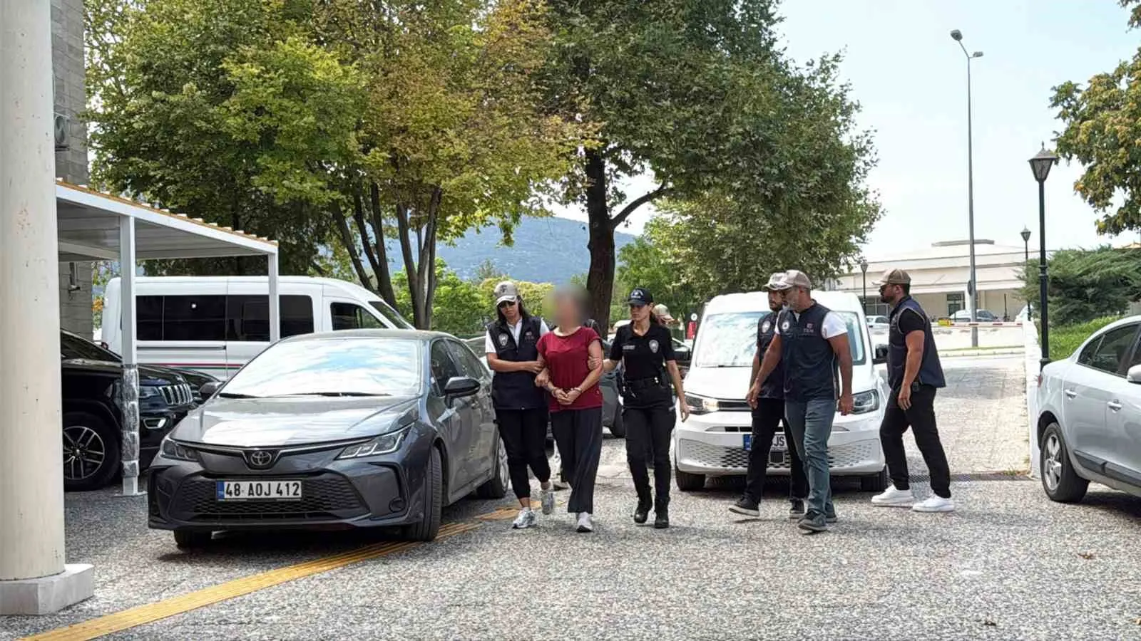 Suikast timi firarisinin izini ablası ele verdi: Adliye yolunda