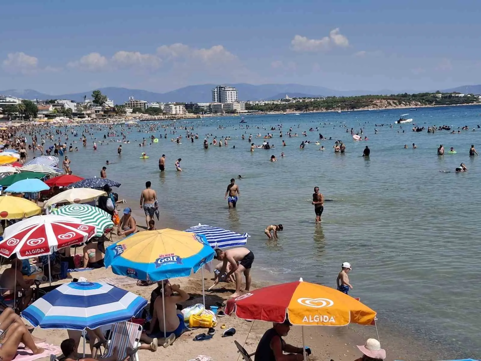 Didim'de güneşli günler geri döndü: Altınkum sahili tatilcilerle dolup taştı