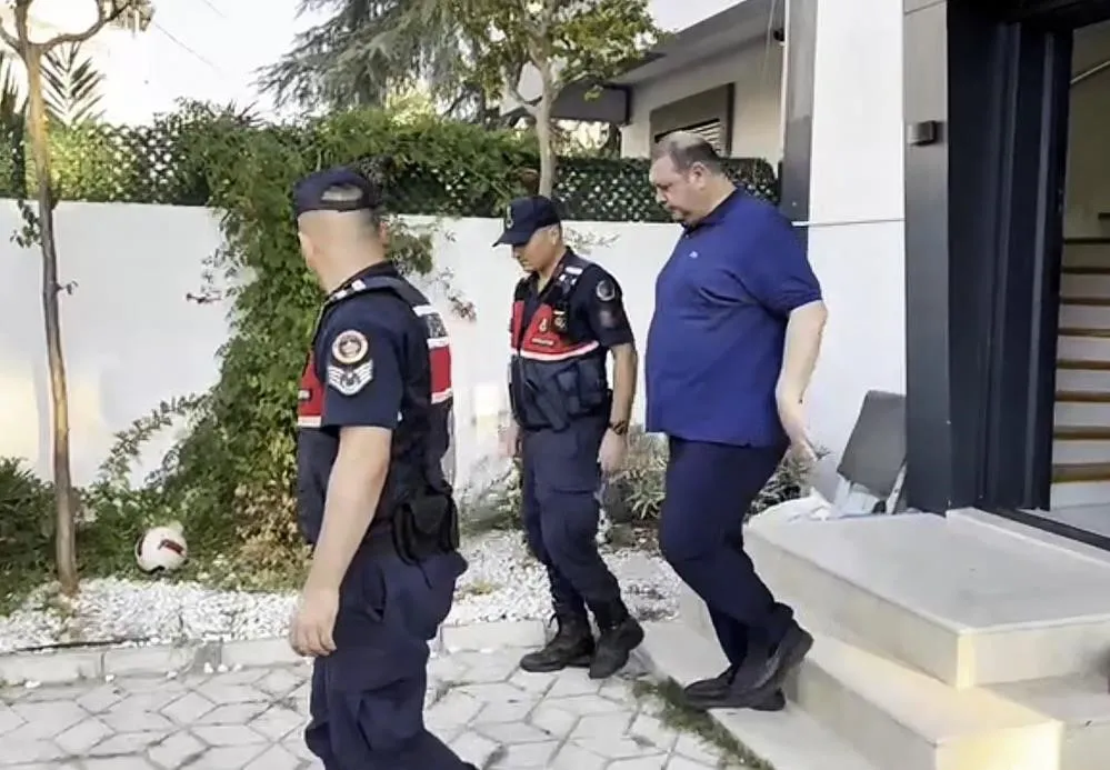 Menderes Belediyesi soruşturmasında sona doğru: Firari başkan yardımcısı kıskıvrak yakalandı
