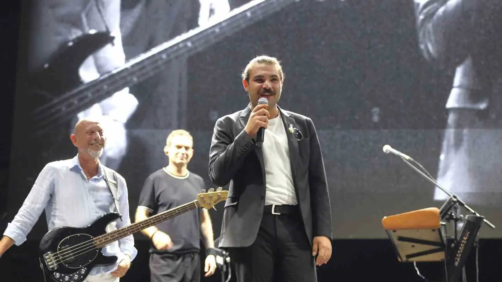 Manisa'da müzik şöleni: Yüksek Sadakat binleri Cumhuriyet Meydanı'nda buluşturdu