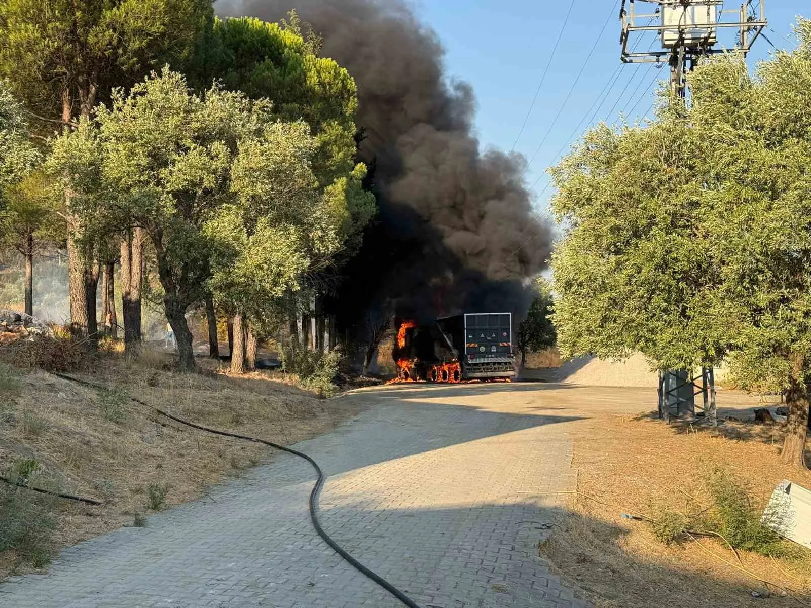Dalaman'da korkutan yangın: Belediye aracı küle döndü