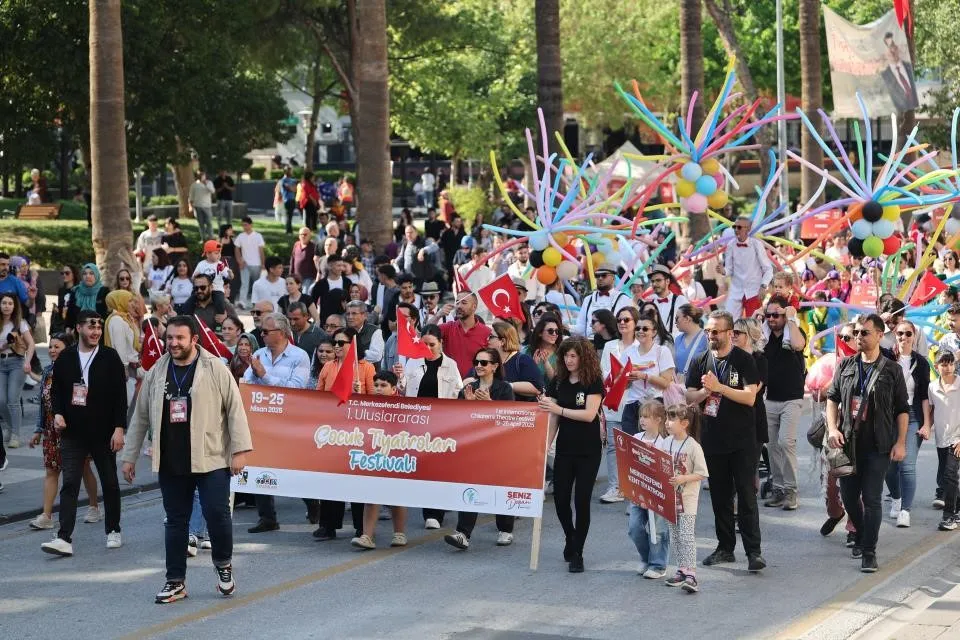 Merkezefendi sahnesinde büyük başarı: Binlerce sanatsever tiyatroyla buluştu