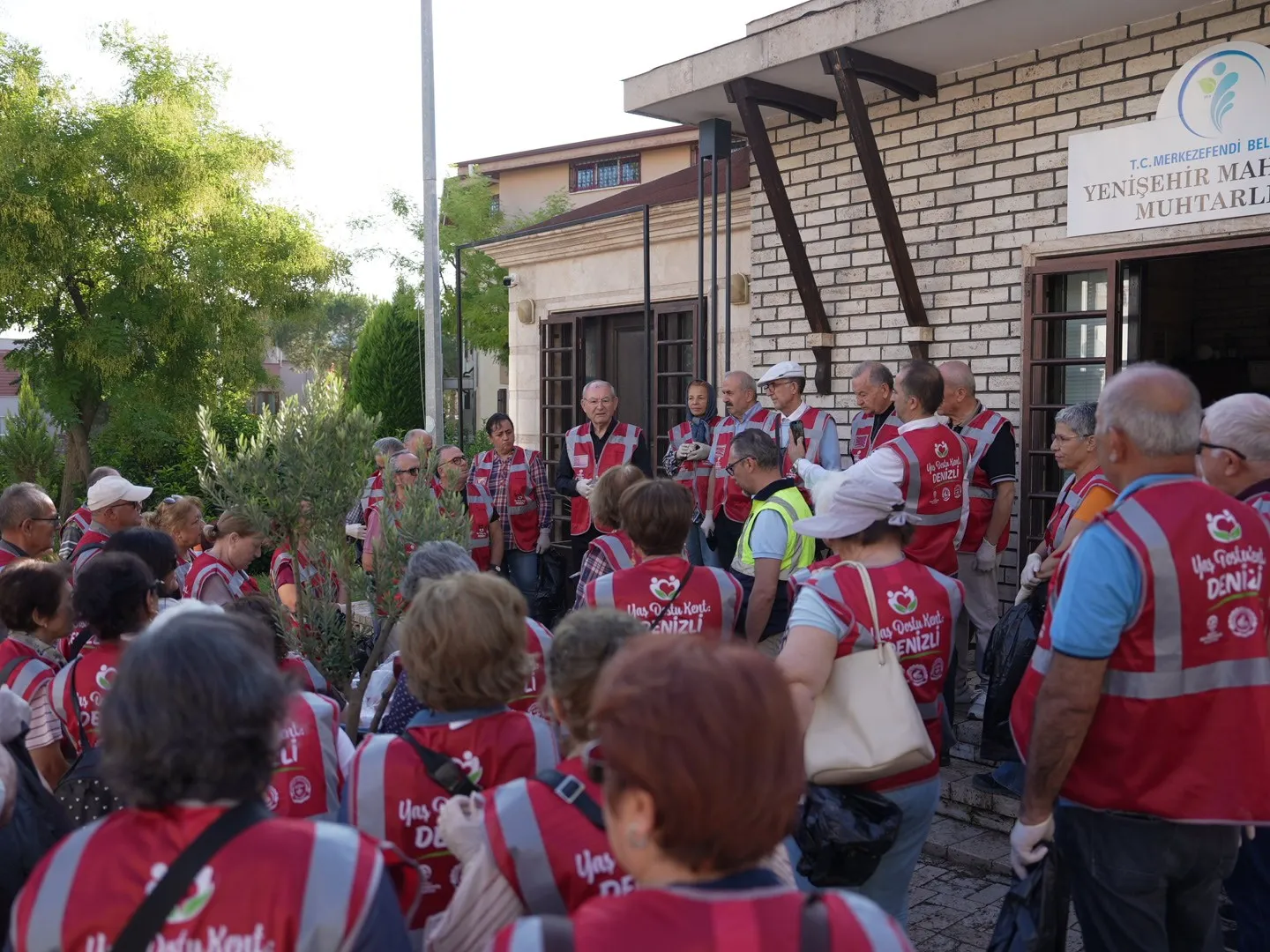 Denizli’de kuşaklar arası imece: Gençler ve büyükler aynı sokakta buluştu