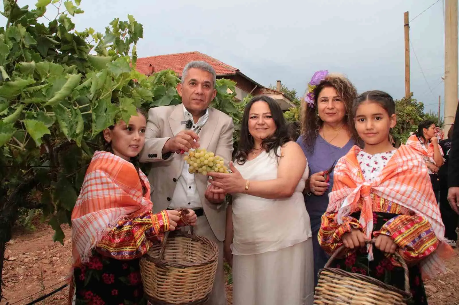 Çal sahnesinde kuşaklar arası buluşma: Türkü Akbayram gözyaşlarını tutamadı