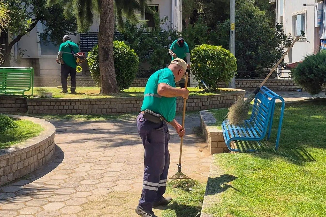 Efeler’de Yeşil Dokunuş: Dört Mahallede Parklar Yeniden Hayat Buluyor