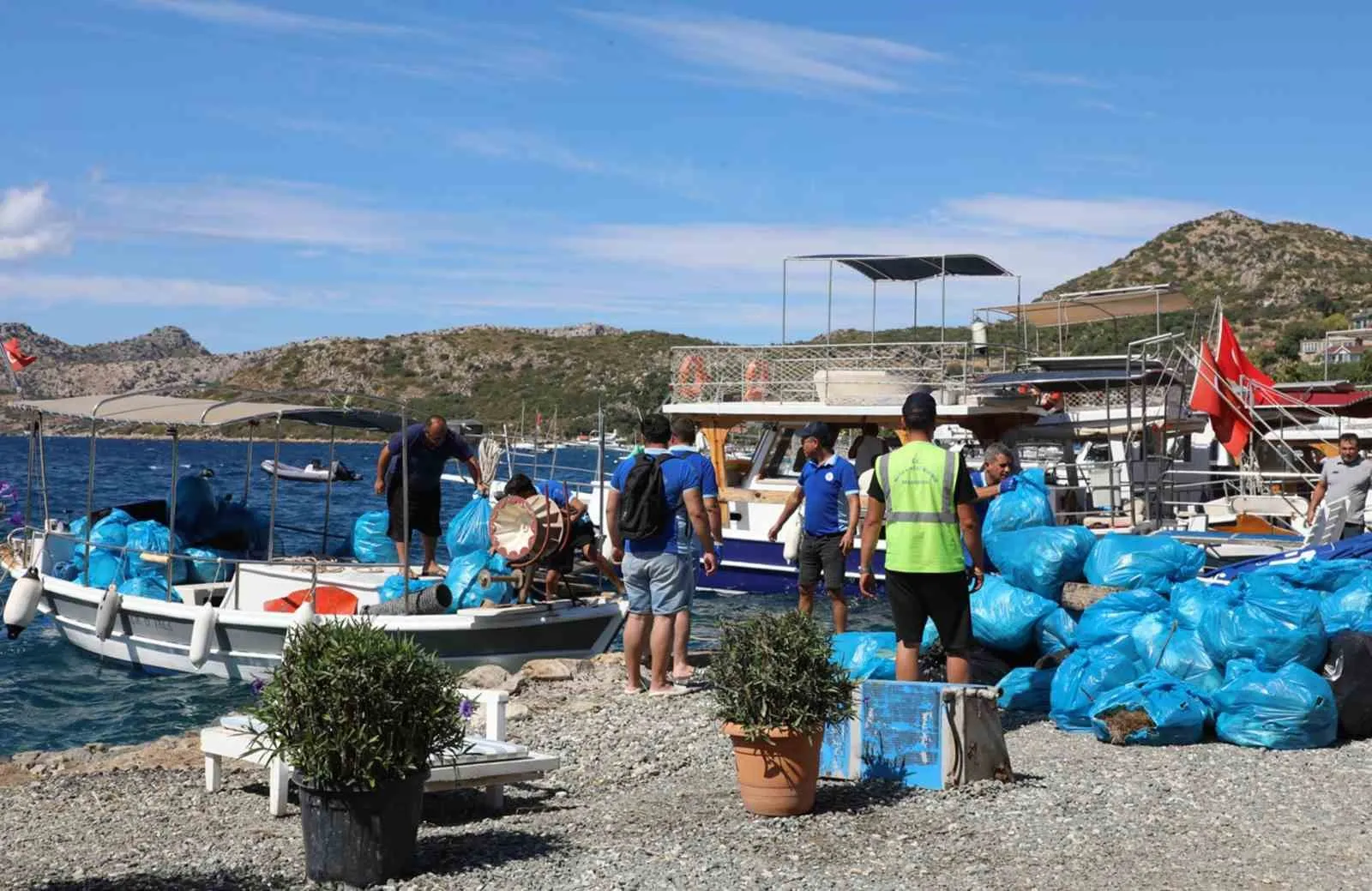 Marmaris’in el değmemiş koylarında çevre seferberliği: Bir ton çöp toplandı