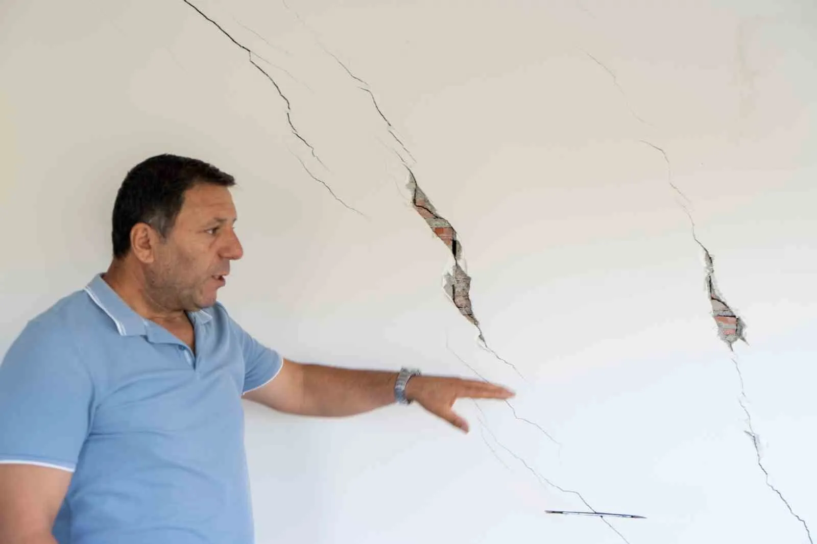 Turgutlu’da "ölüm binası" alarmı: Temel hatası sokağı tehdit ediyor