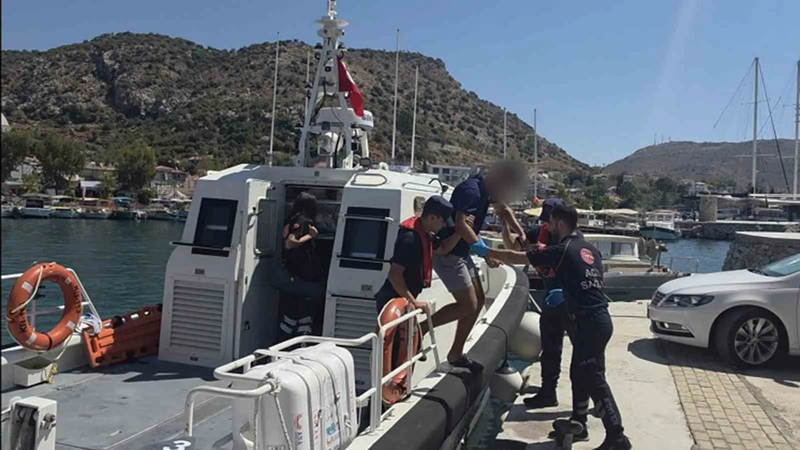 Ege'de deniz üzerinde sağlık alarmı: İki yat yolcusu için nefes kesen tahliye