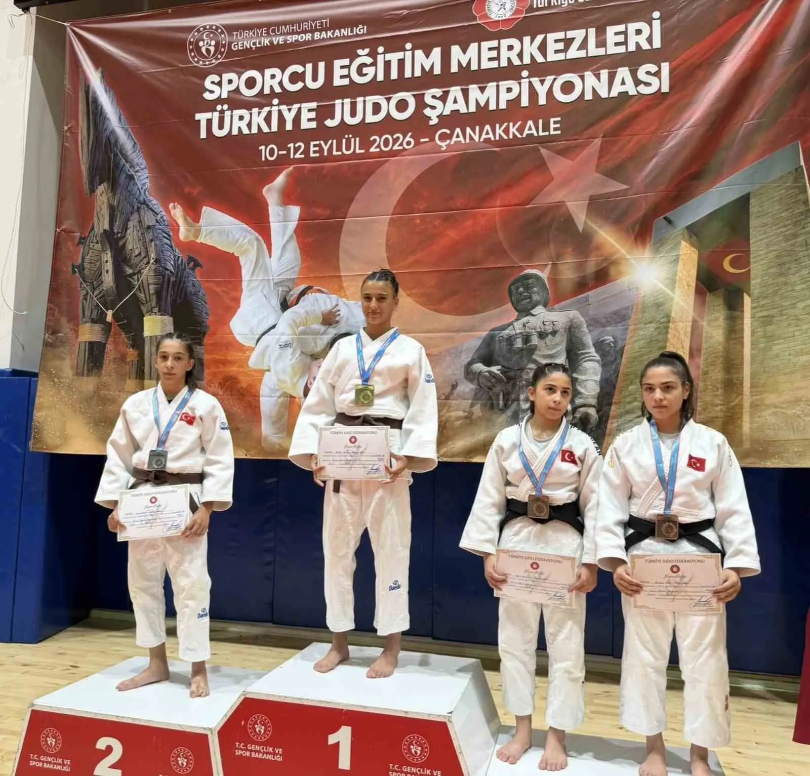 Yunusemre Belediyespor’un genç yetenekleri minderde rakiplerine geçit vermedi