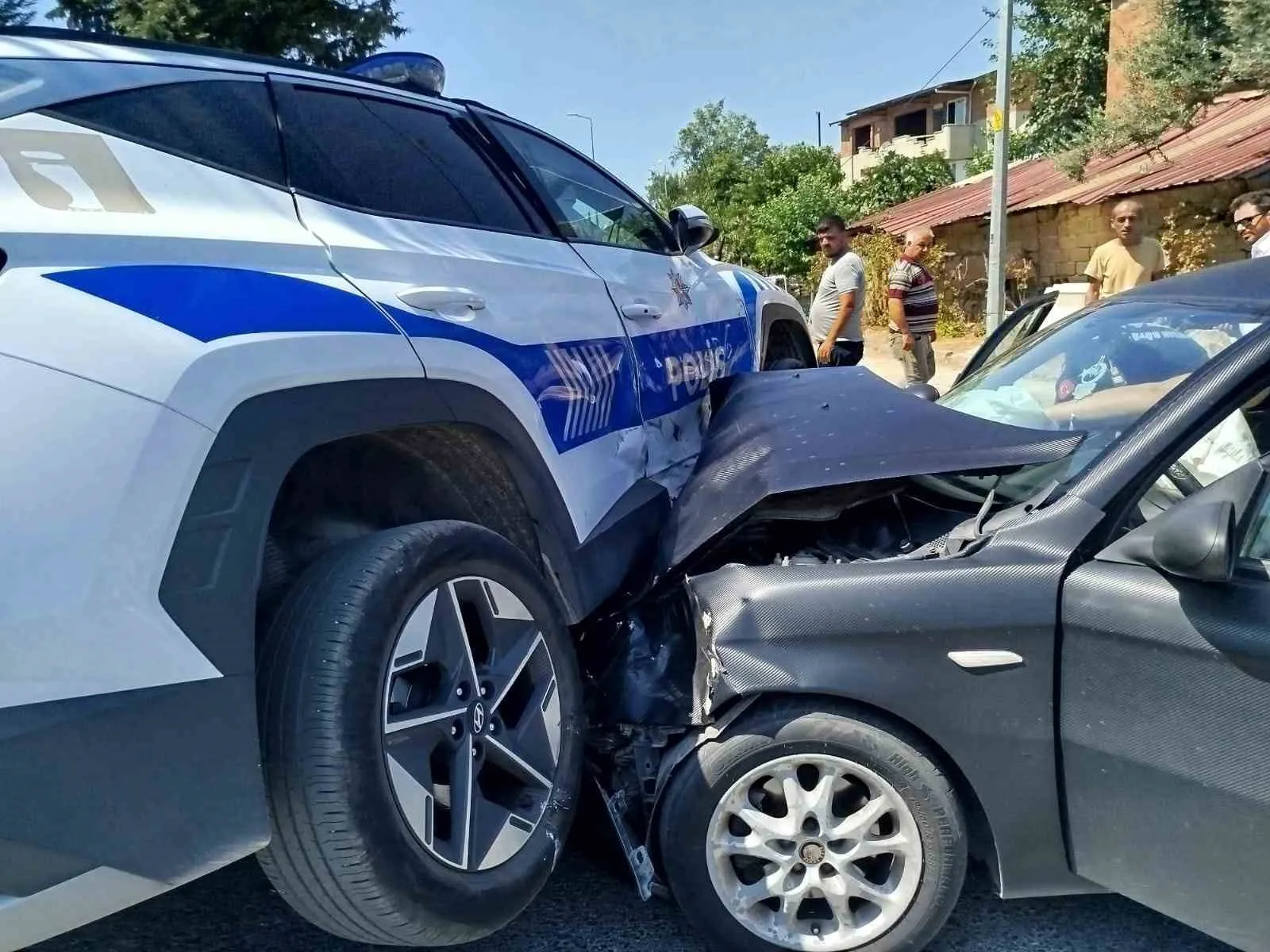 Nazilli'de ortalık savaş alanına döndü: Görev başındaki polis aracıyla otomobil çarpıştı