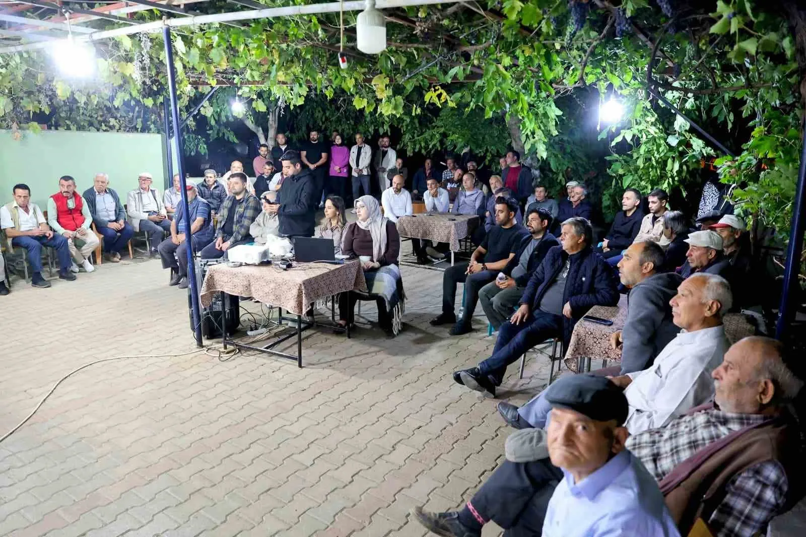 Tavas’ta çözümün adresi mahalle meydanları oldu: Başkan Tatık Kozlar’da