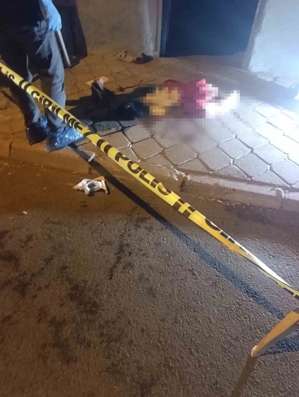 Salihli'de gece yarısı dehşeti: Eşini ve kızını bıçakladı