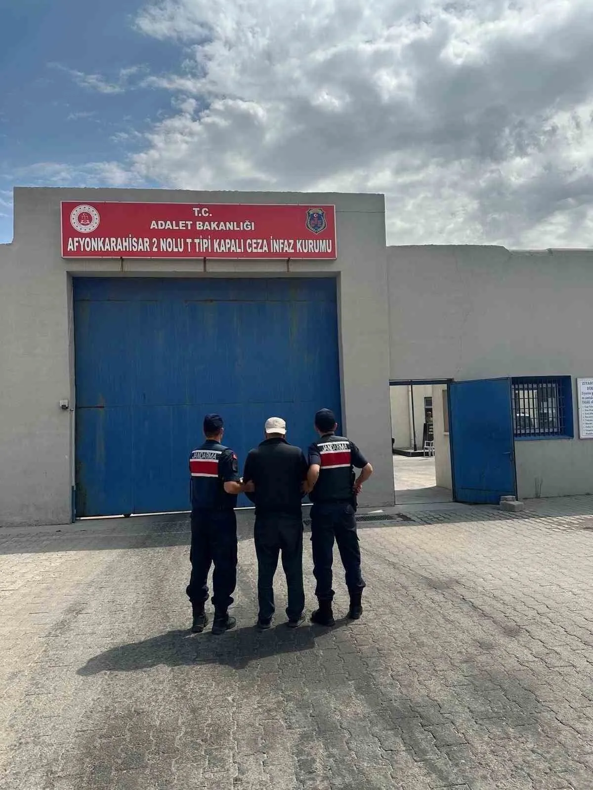 Afyonkarahisar’da jandarma geçit vermedi: 35 aranan şahıs yakalandı