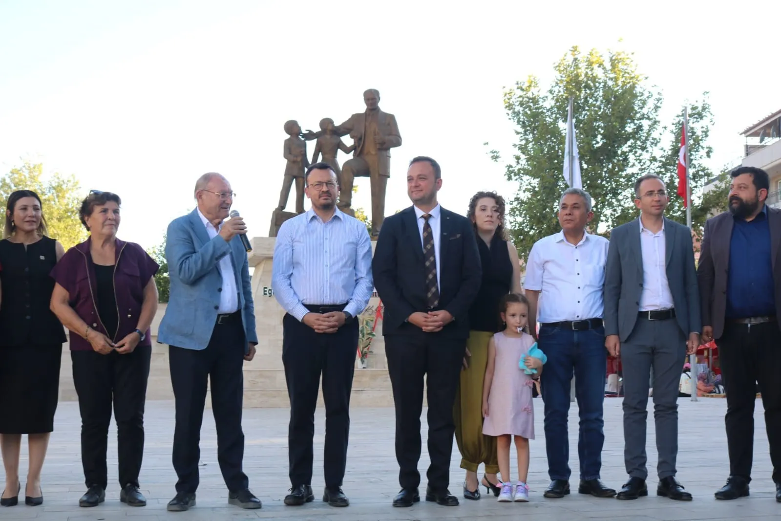 Çivril’de tasarruf rüzgarı: Elma festivali kasadan tek kuruş çıkmadan başladı