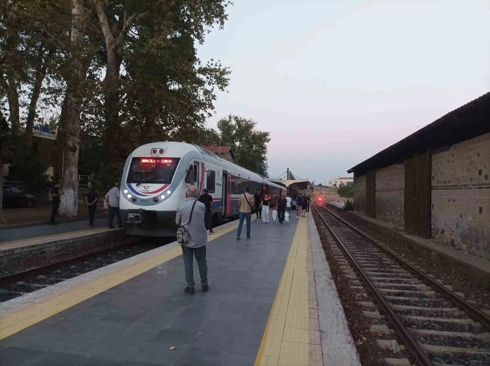 Raylarda bitmek bilmeyen çile: Tren arızası yolcuları perişan etti