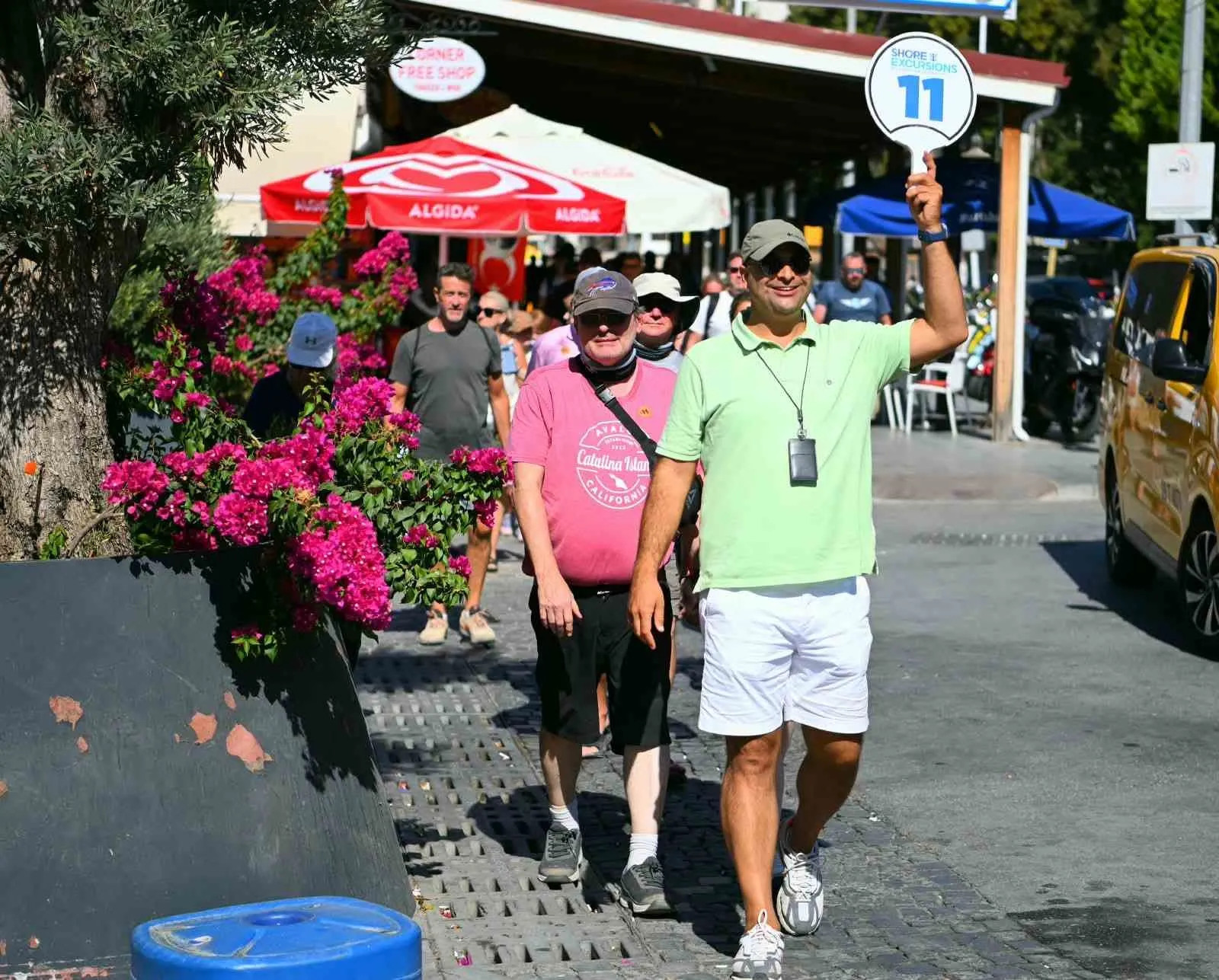 Kuşadası limanında dev kruvaziyer bereketi: 8 bine yakın ziyaretçi esnafa nefes aldırdı