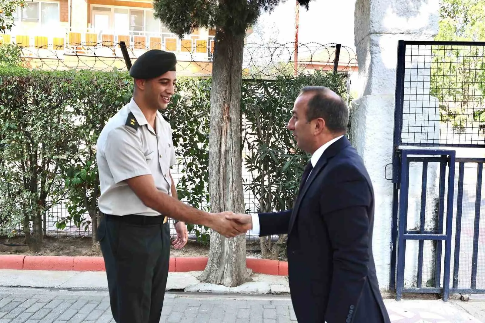 Çine’de komuta kademesinde değişim: Kaymakam Erdoğan’dan Üsteğmen Çınar’a tebrik ziyareti