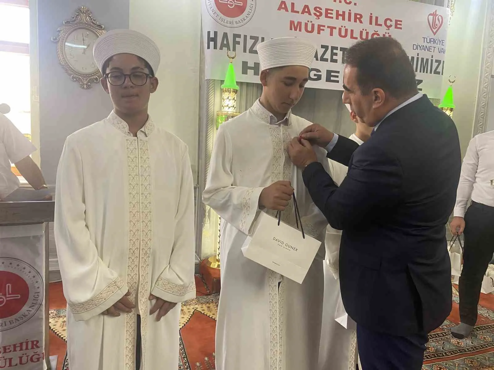 Alaşehir’de hafızlık heyecanı: 11 genç Kur’an’ın ışığında icazetlerini aldı
