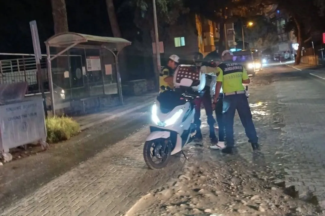 Manisa gecelerinde jandarma mesaisi: Binlerce sorgu, çok sayıda ceza