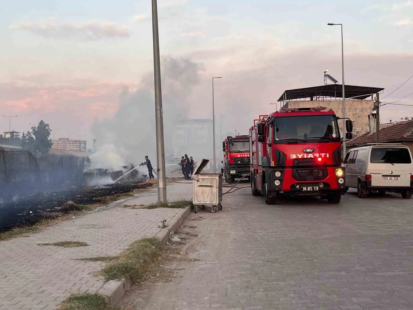 Aydın'da yürekleri ağza getiren yangın: İtfaiye alevlere geçit vermedi