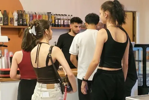 Efeler'de ders molalarının yeni adresi: Yurt Kafe öğrencilerden tam not aldı