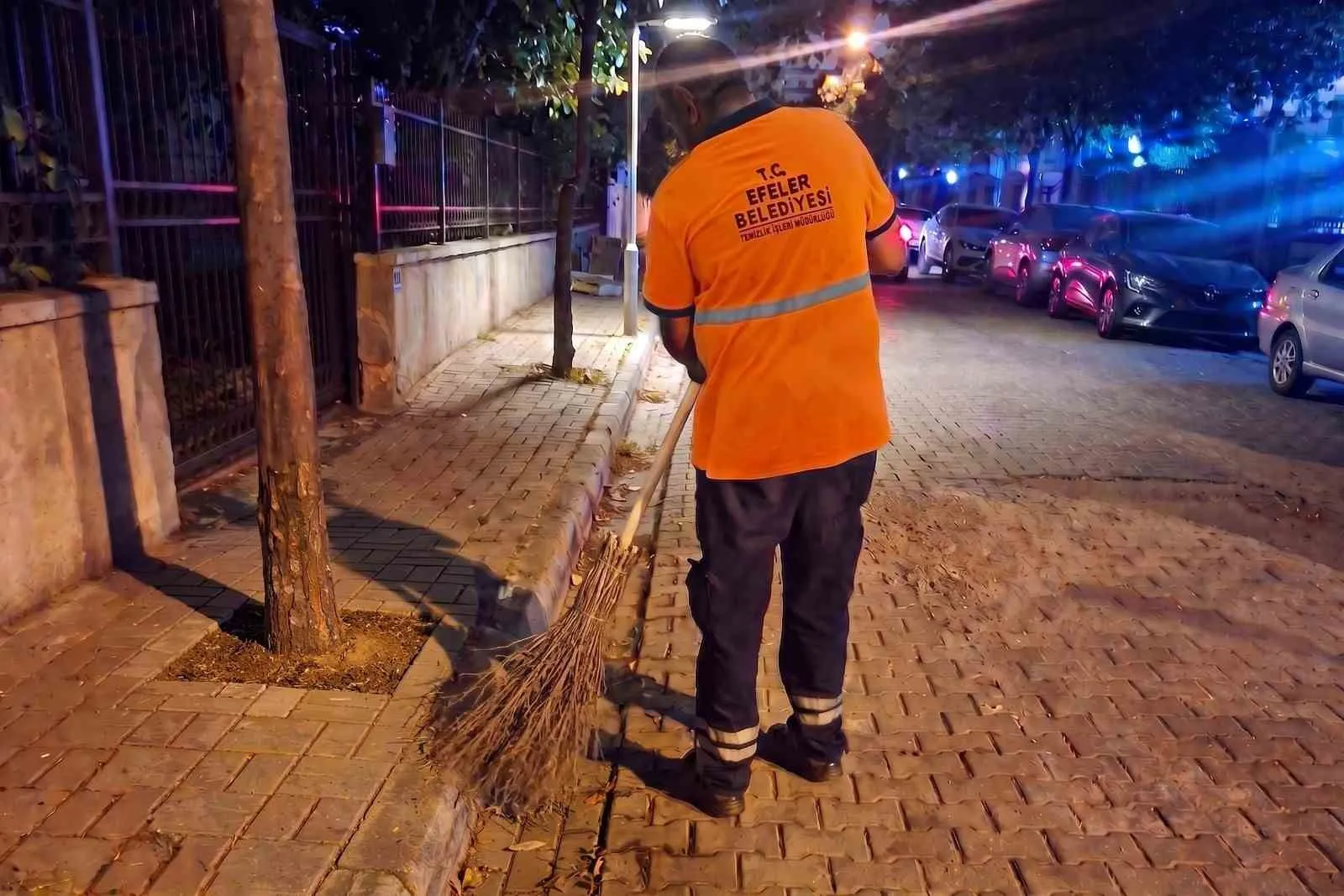 Efeler'de temizlik seferberliği: Gece karanlığında pırıl pırıl sokaklar