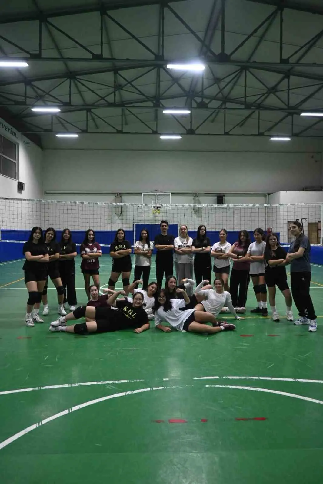 Denizli’de file heyecanı başladı: Genç voleybolcular sahaya indi