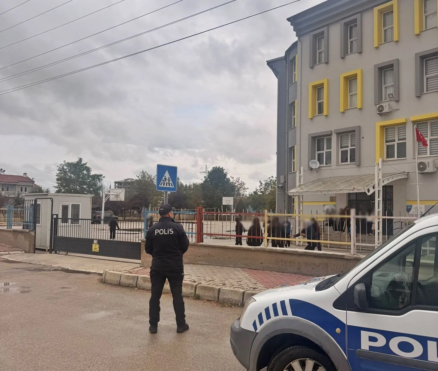 Afyonkarahisar'da okul önlerinde kuş uçurtulmuyor: Emniyetten kapsamlı huzur operasyonu