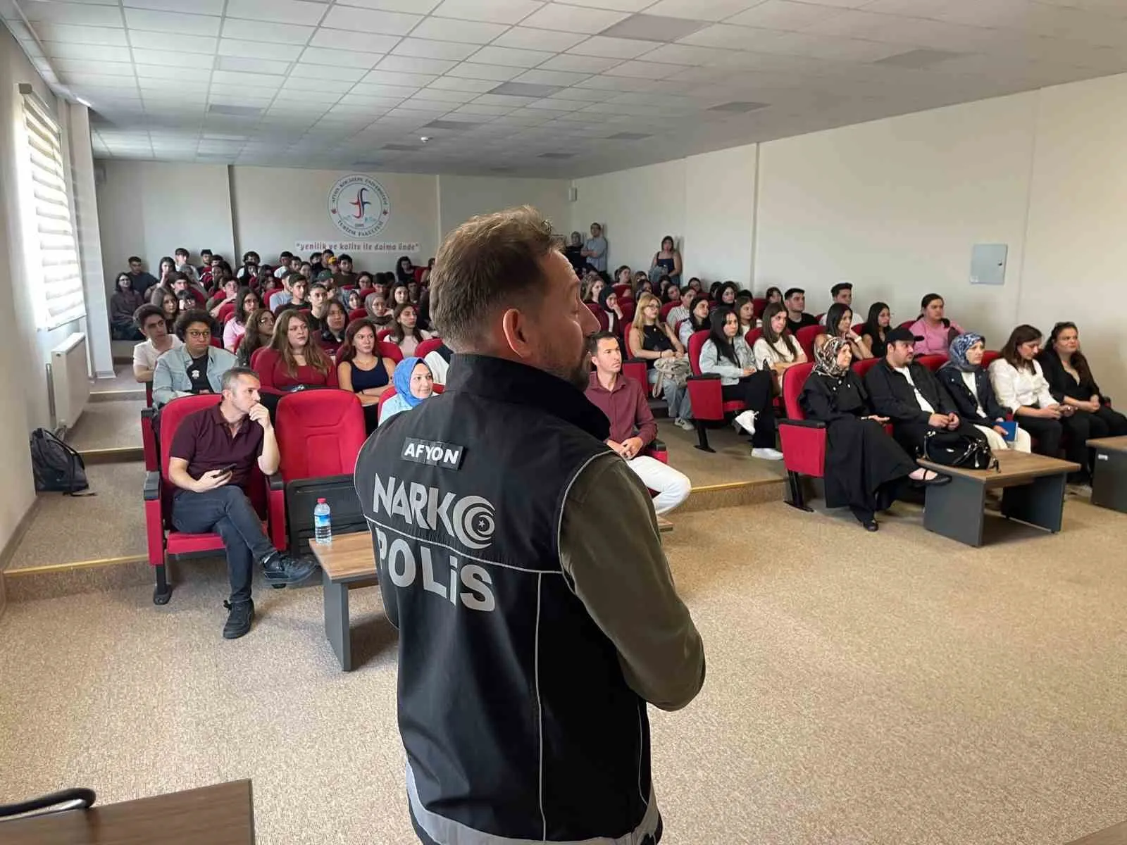 Gençleri zehir tacirlerinden korumak için sahaya indiler: 350 öğrenciye kritik uyarı