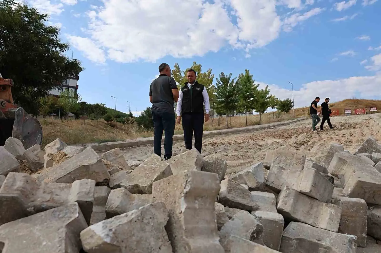 Çivril’de TOKİ sakinlerinin yol çilesi bitiyor: Modern asfalt için düğmeye basıldı