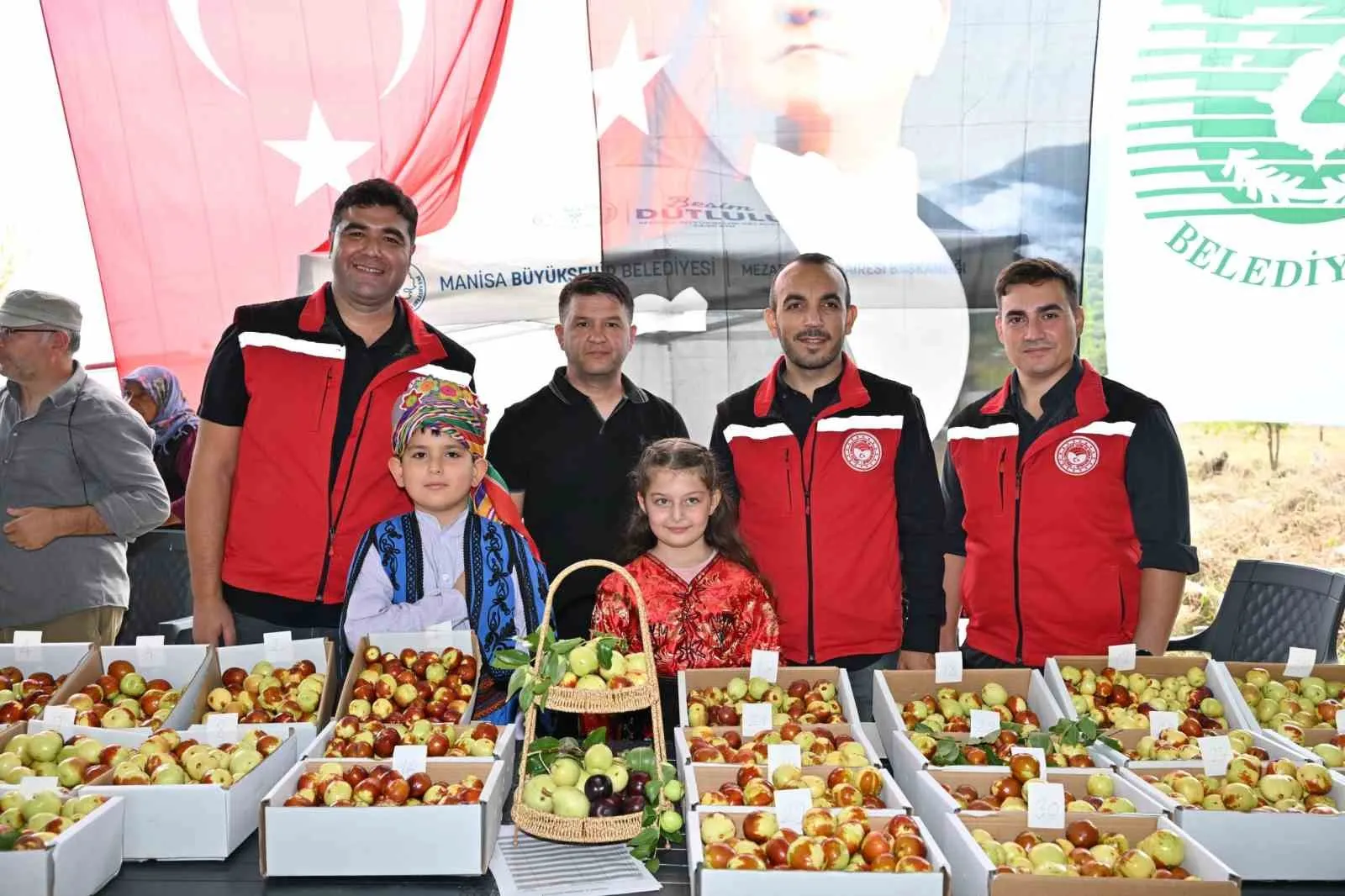 Manisa'da hünnap rüzgarı: Söğütçük'te hasat heyecanı şölene dönüştü