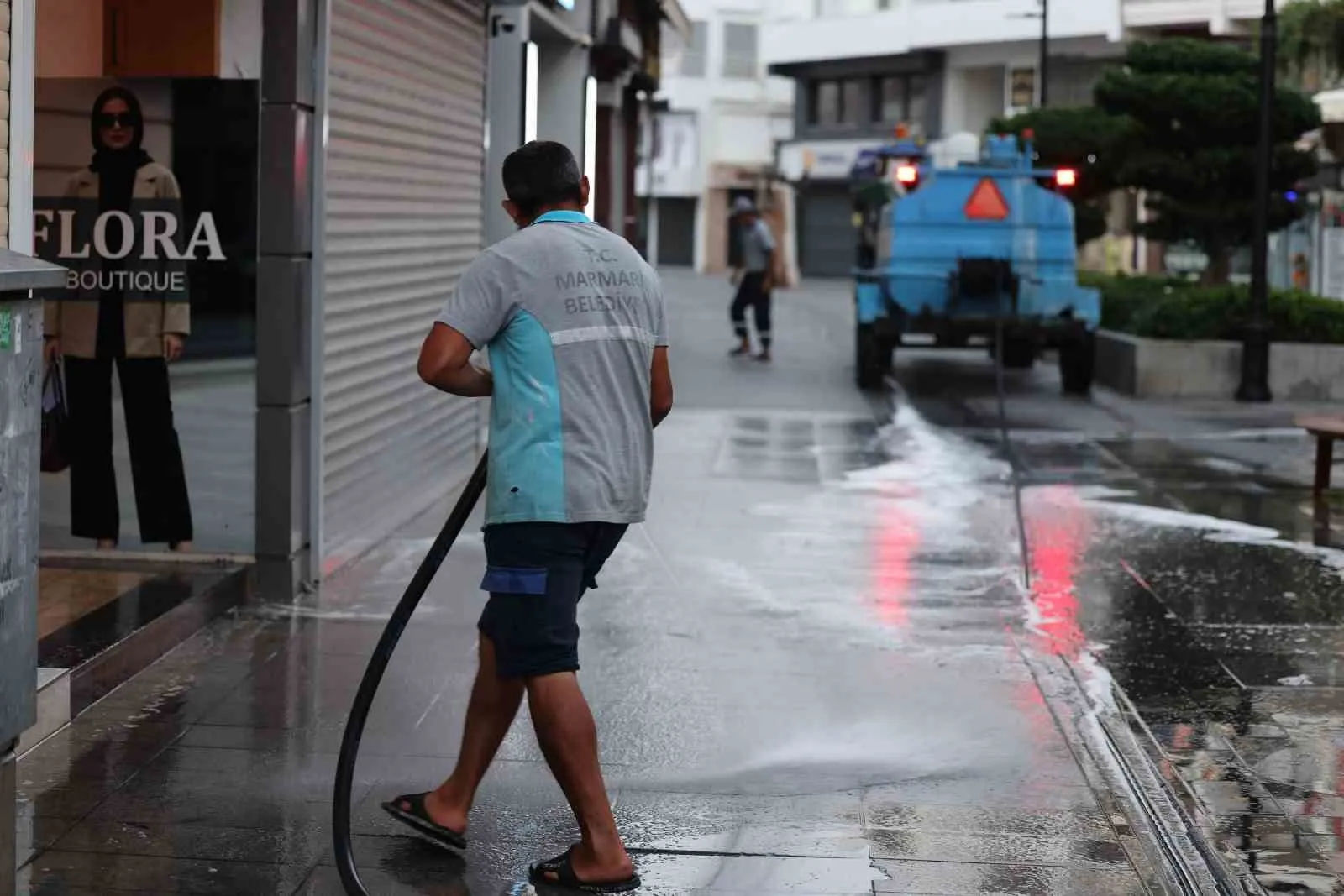 Marmaris’in gözbebeğinde hijyen operasyonu: Sevgi Yolu güne tertemiz başladı