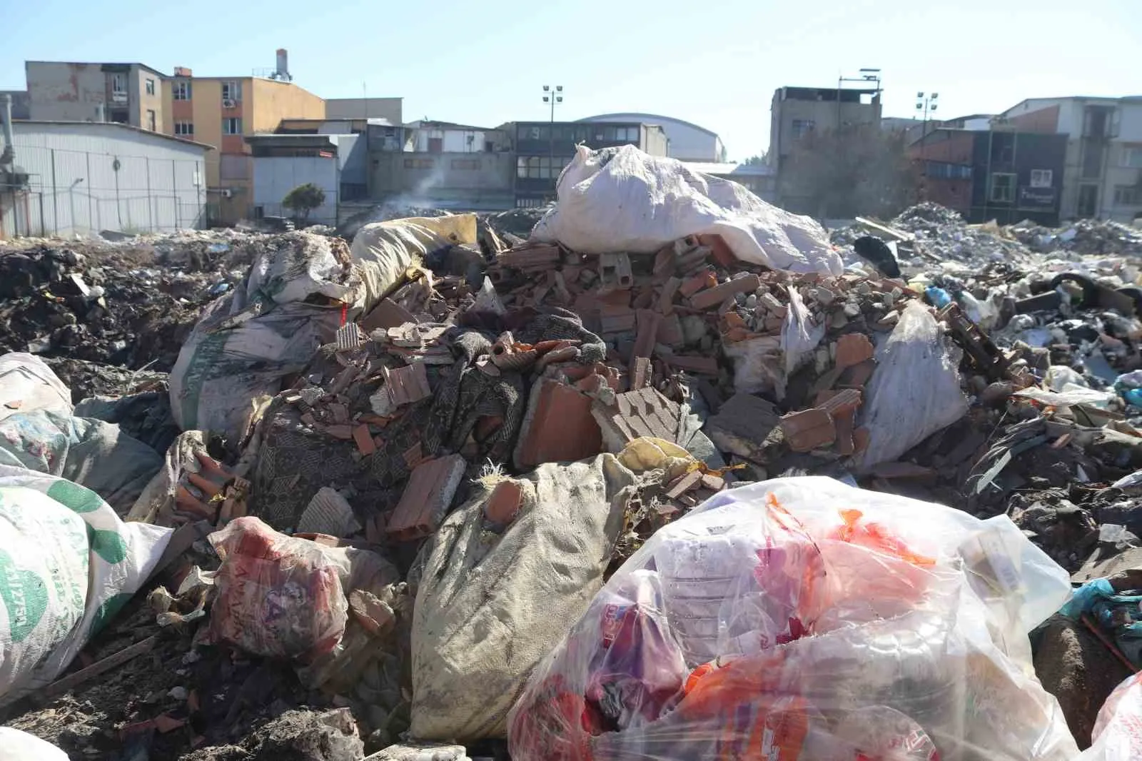 Buca’da sanayi bölgesinde yangın alarmı: Esnafın sabrı taştı, çözüm çağrısı yükseldi