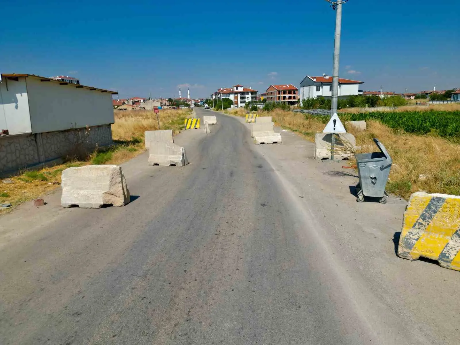 Karşıyaka'da trafik bilmecesi: Yola bırakılan beton bloklar sürücüleri canından bezdirdi