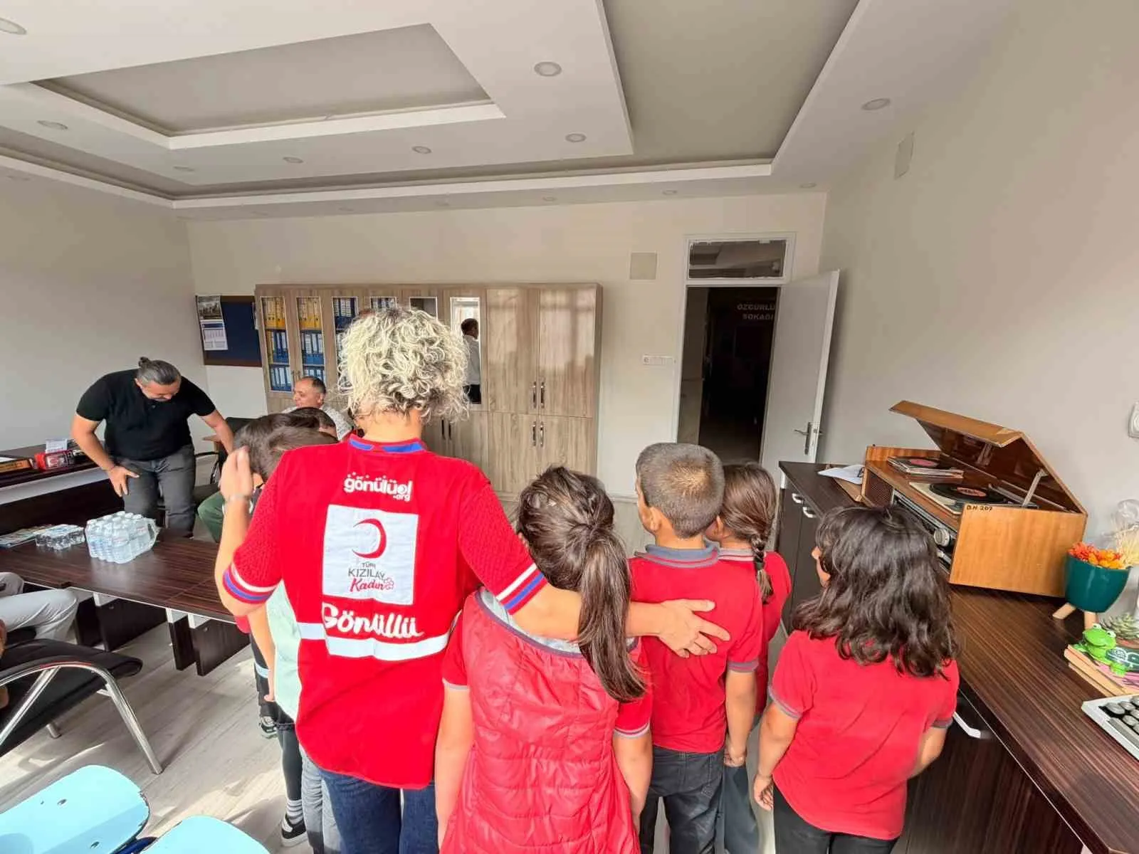 Buldan’da minik öğrencilerin okul sevincine Kızılay dokunuşu