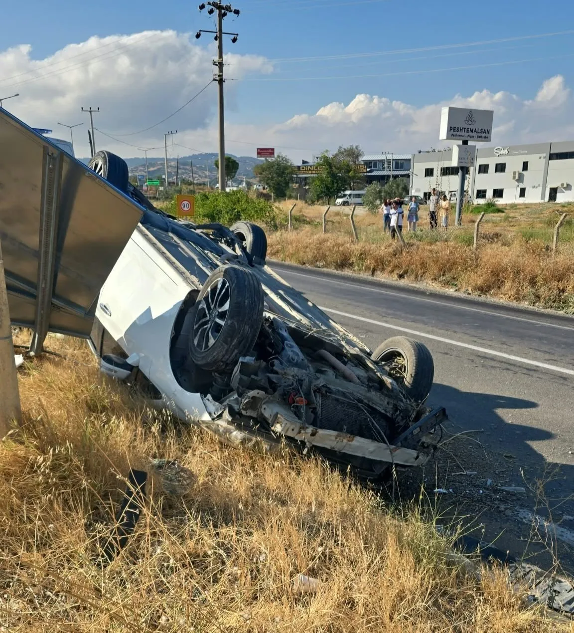 Denizli-Manisa yolunda direksiyon başındaki sürücü dehşeti yaşadı: Araç hurdaya döndü