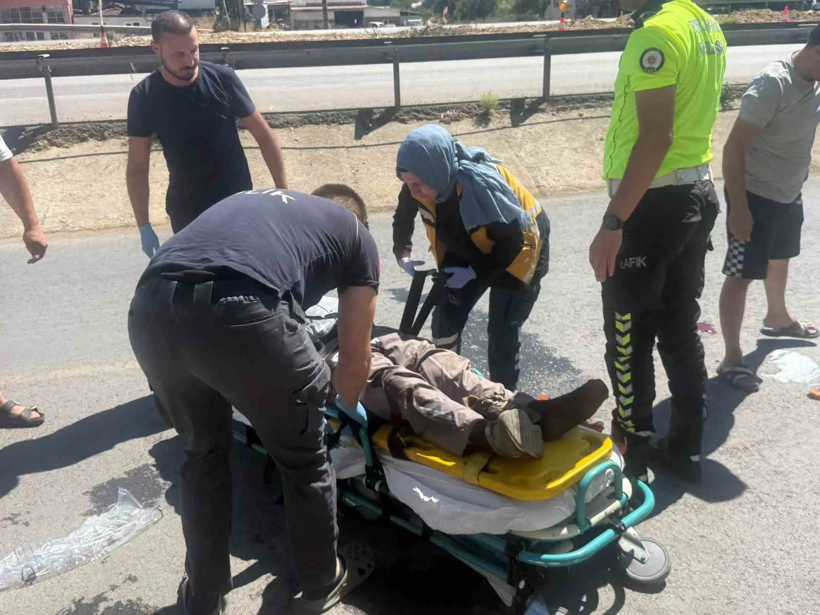 Kula’da seyir halindeki elektrikli bisiklet devrildi: Bir yaralı