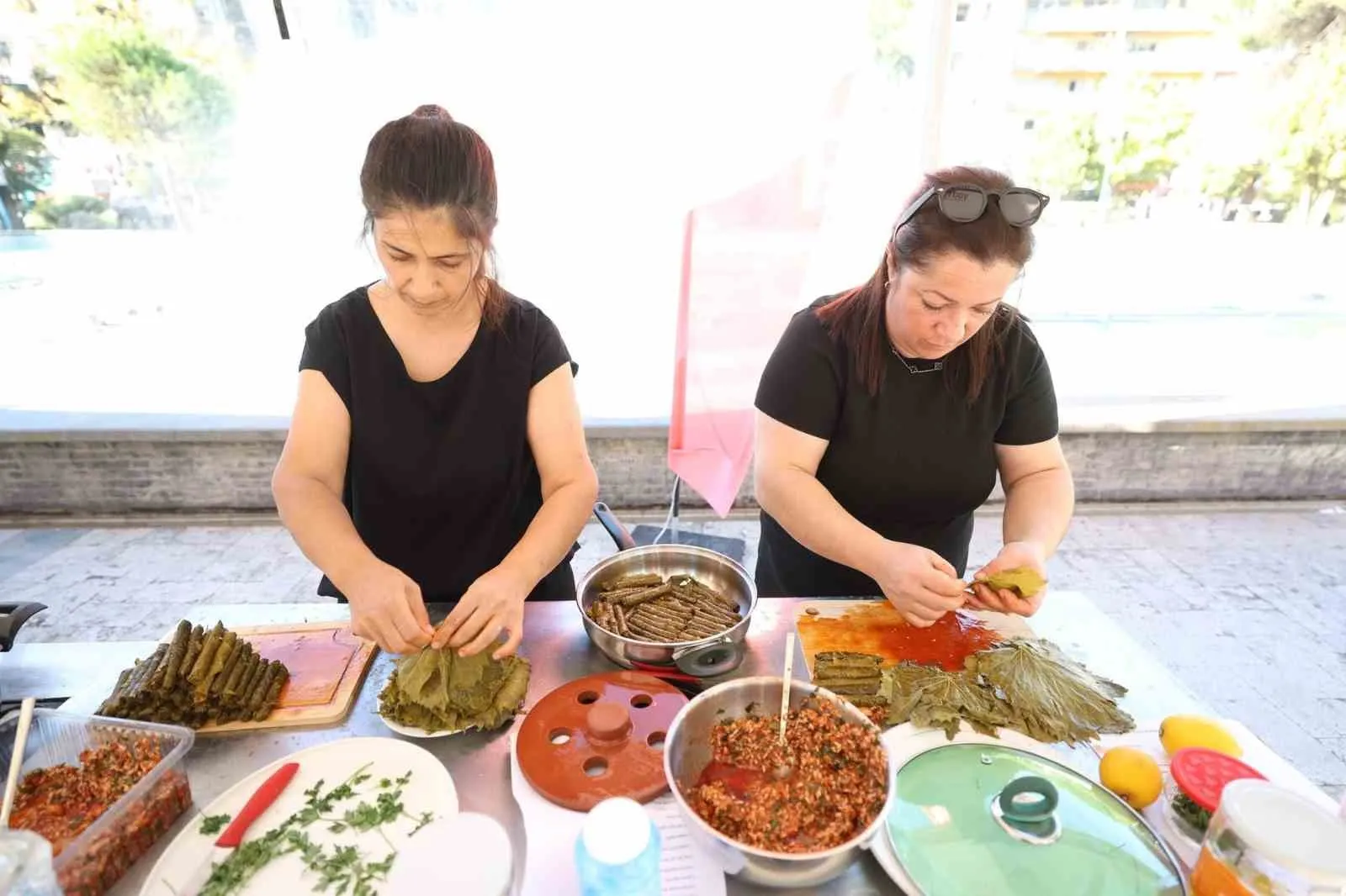Manisa'da lezzet rüzgarı: Sarma ustaları hünerlerini yarıştırdı