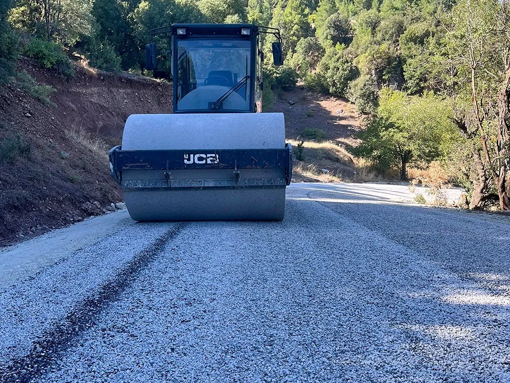 Çameli'de yol konforu artıyor: Emecik Mahallesi'nde asfalt mesaisi tamamlandı