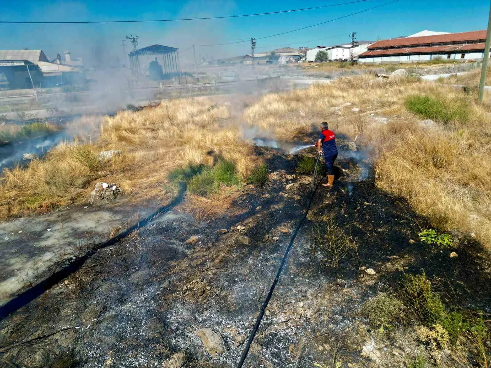 Bolvadin yolunda korkutan anız yangını: Sürücüler zor anlar yaşadı