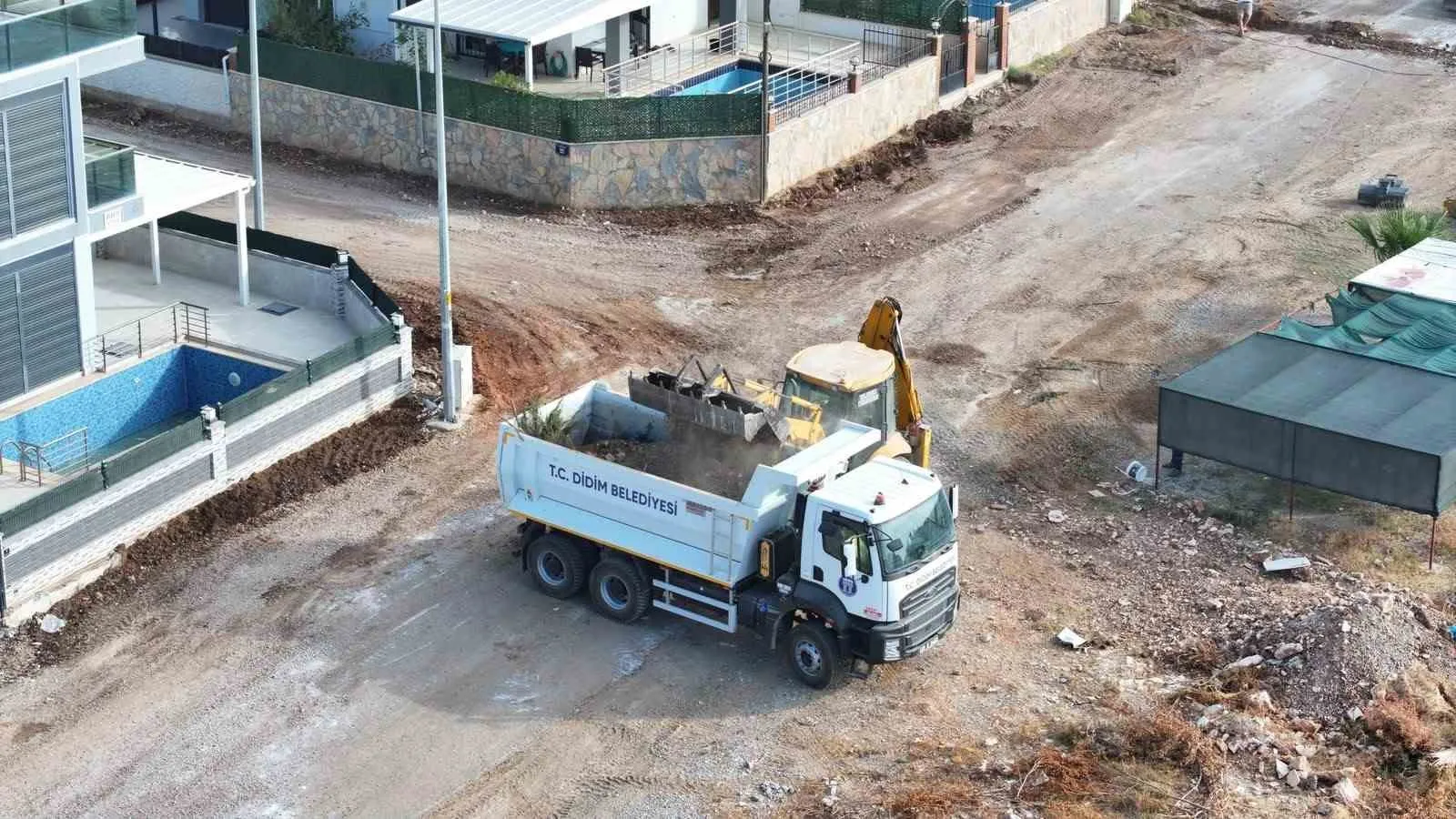 Didim'de kendi üretimiyle gelen konfor: Yollar belediyenin öz gücüyle yenileniyor